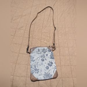 Crossbody bag, neutral colors.